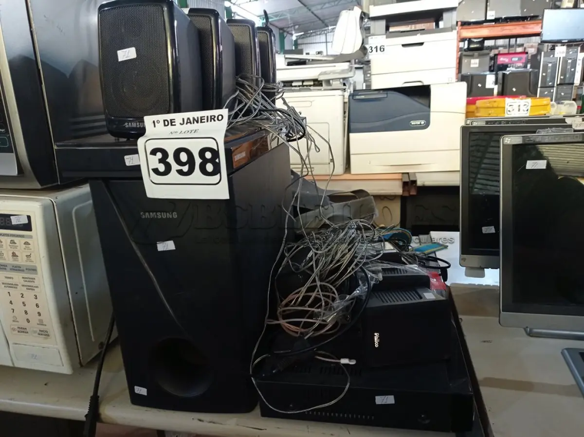 LOTE 398 - 02 APARELHOS DE DVD SENDO 01 HOME THEATER. (NO ESTADO) ATENÇÃO! FAZER A VISITAÇÃO ANTES DE ARREMATAR, NÃO SABEMOS SE FUNCIONA. LEILÃO NÃO TEM GARANTIA E NEM DEVOLUÇÃO, SUJEITO A POSSÍVEIS AVARIAS VISÍVEIS/OCULTAS E/OU AUSÊNCIA DE COMPONENTES.