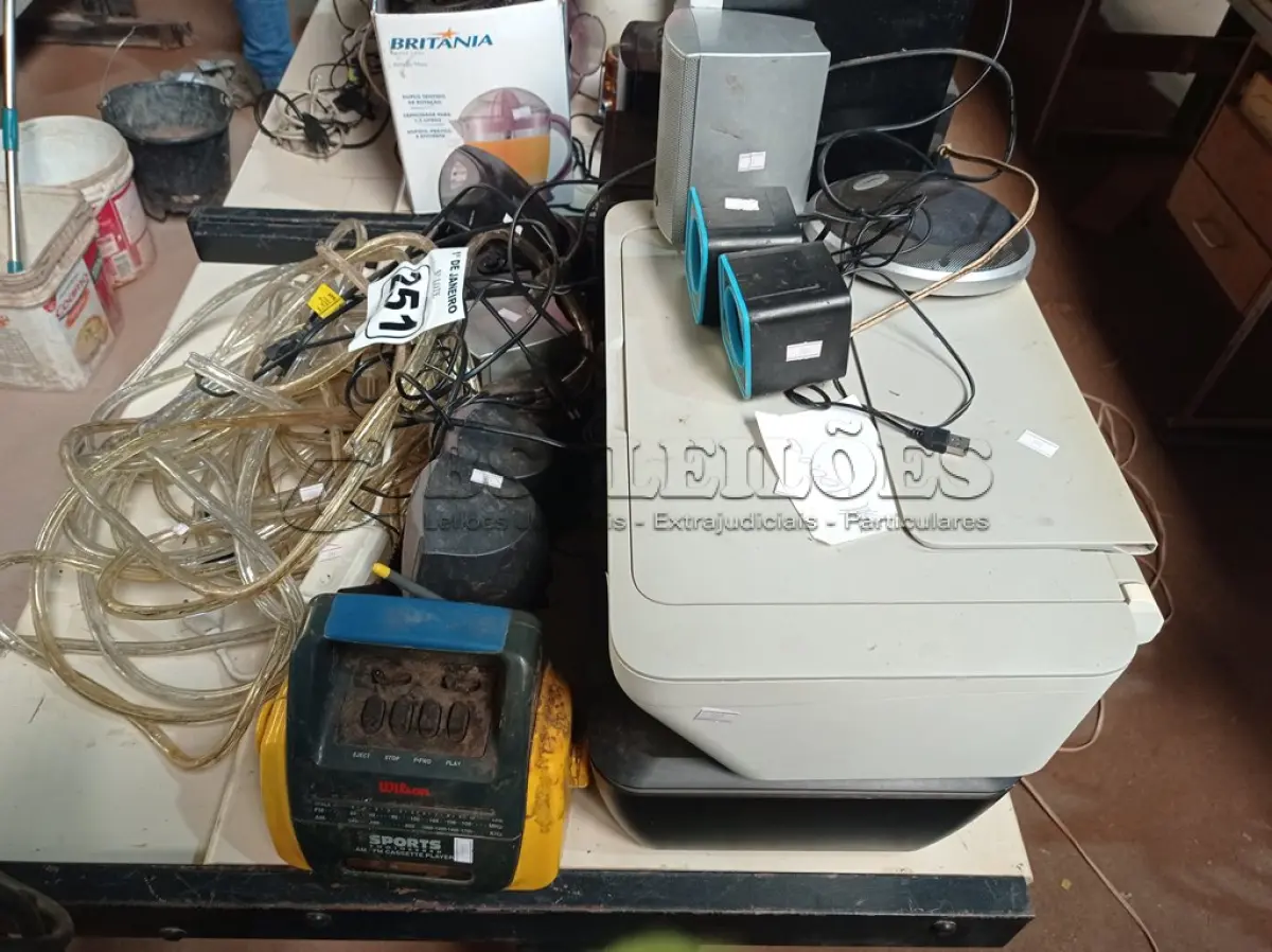 LOTE 251 - 02 IMPRESSORAS, 02 APARELHOS DE SOM, 03 SUBWOOFER, 01 MANGUEIRA DE ILUMINAÇÃO E VÁRIAS CAIXINHAS DE SOM. (NO ESTADO) ATENÇÃO! FAZER A VISITAÇÃO ANTES DE ARREMATAR, NÃO SABEMOS SE FUNCIONA. LEILÃO NÃO TEM GARANTIA E NEM DEVOLUÇÃO, SUJEITO A POSSÍVEIS AVARIAS VISÍVEIS/OCULTAS E/OU AUSÊNCIA DE COMPONENTES.