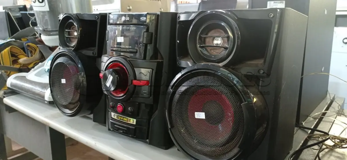 LOTE 392 - 01 APARELHO DE SOM 3X1 MARCA LG. (NO ESTADO) ATENÇÃO! FAZER A VISITAÇÃO ANTES DE ARREMATAR, NÃO SABEMOS SE FUNCIONA. LEILÃO NÃO TEM GARANTIA E NEM DEVOLUÇÃO, SUJEITO A POSSÍVEIS AVARIAS VISÍVEIS/OCULTAS E/OU AUSÊNCIA DE COMPONENTES.