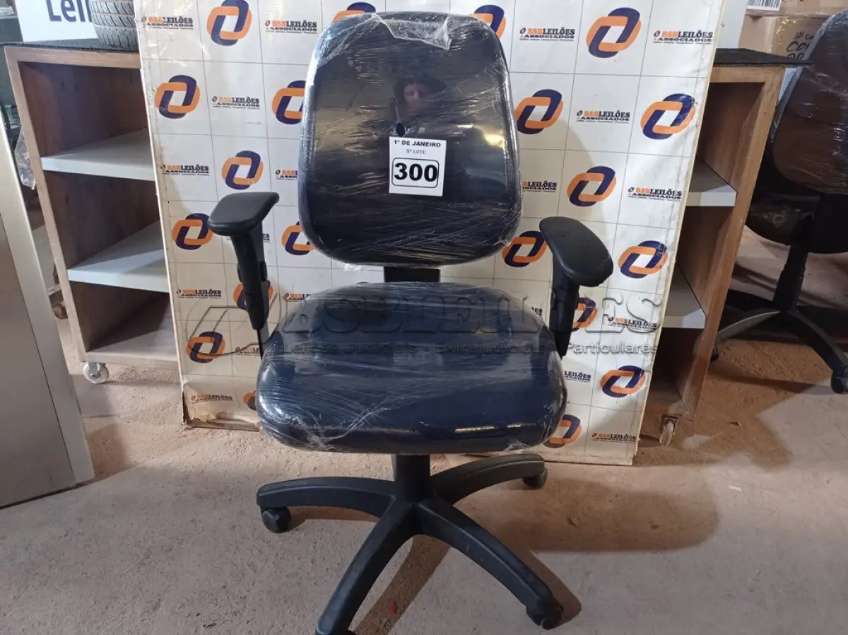 LOTE 300 - 01 CADEIRA DE ESCRITÓRIO COM BASE GIRATÓRIA. (NO ESTADO) ATENÇÃO! FAZER A VISITAÇÃO ANTES DE ARREMATAR, NÃO SABEMOS SE FUNCIONA. LEILÃO NÃO TEM GARANTIA E NEM DEVOLUÇÃO, SUJEITO A POSSÍVEIS AVARIAS VISÍVEIS/OCULTAS E/OU AUSÊNCIA DE COMPONENTES.