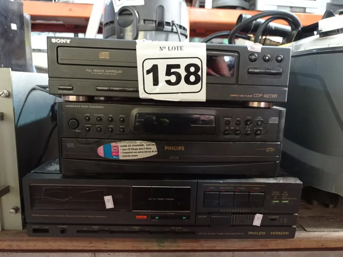 LOTE 158 - 01 APARELHO AM/FM E 02 CD PLAYER MARCAS E MODELOS DIVERSOS. (NO ESTADO) ATENÇÃO! FAZER A VISITAÇÃO ANTES DE ARREMATAR, NÃO SABEMOS SE FUNCIONA. LEILÃO NÃO TEM GARANTIA E NEM DEVOLUÇÃO, SUJEITO A POSSÍVEIS AVARIAS VISÍVEIS/OCULTAS E/OU AUSÊNCIA DE COMPONENTES.