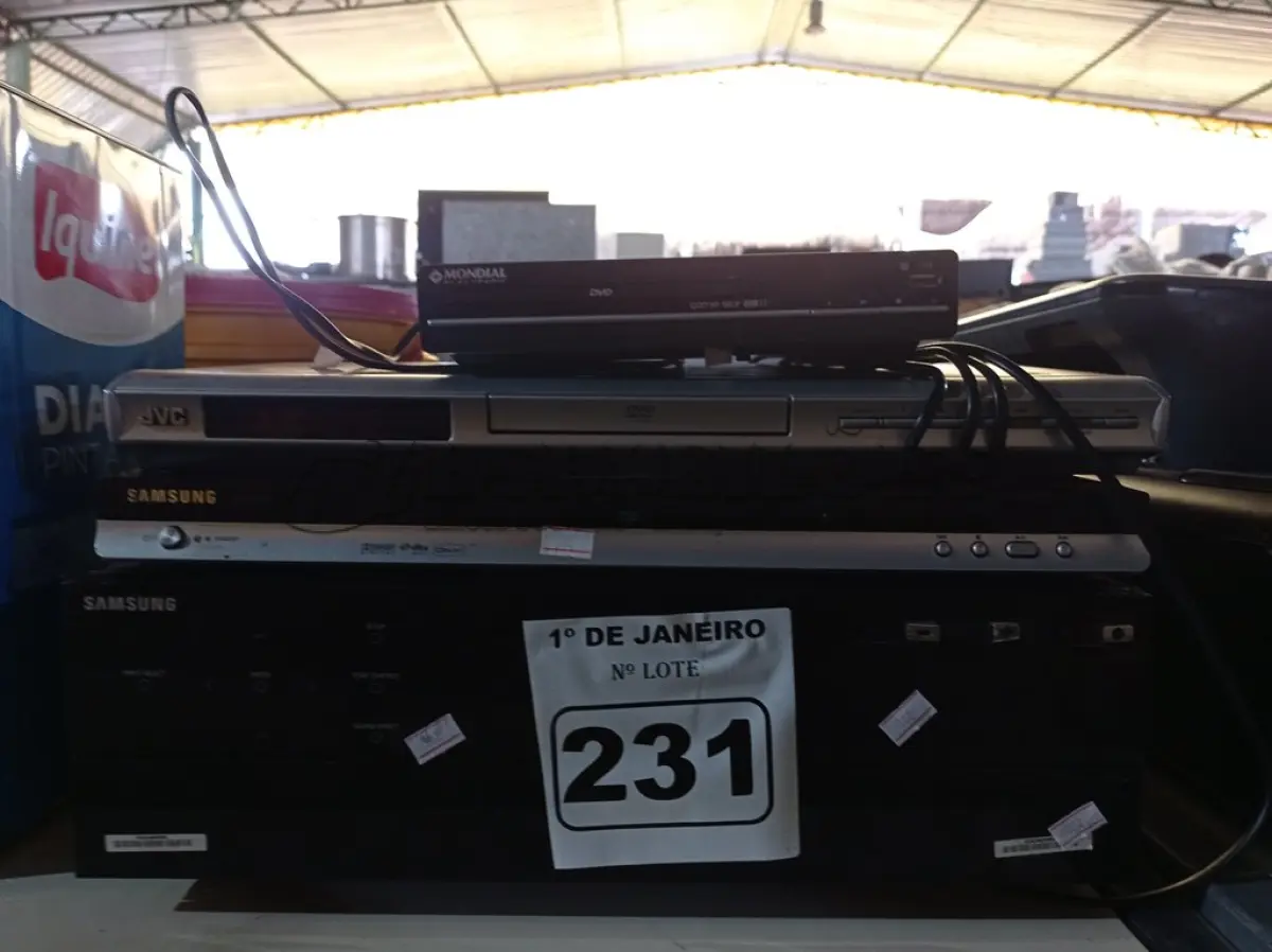 LOTE 231 - 01 RECEIVER E 03 APARELHOS DE DVD MARCAS E MODELOS DIVERSOS. (NO ESTADO) ATENÇÃO! FAZER A VISITAÇÃO ANTES DE ARREMATAR, NÃO SABEMOS SE FUNCIONA. LEILÃO NÃO TEM GARANTIA E NEM DEVOLUÇÃO, SUJEITO A POSSÍVEIS AVARIAS VISÍVEIS/OCULTAS E/OU AUSÊNCIA DE COMPONENTES.