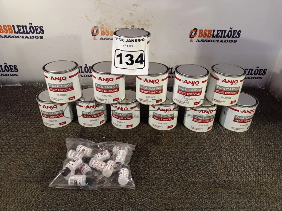 LOTE 134 - 12 LATAS DE COLA PLÁSTICA ANJO. (NO ESTADO) ATENÇÃO! FAZER A VISITAÇÃO ANTES DE ARREMATAR, NÃO SABEMOS SE FUNCIONA. LEILÃO NÃO TEM GARANTIA E NEM DEVOLUÇÃO, SUJEITO A POSSÍVEIS AVARIAS VISÍVEIS/OCULTAS E/OU AUSÊNCIA DE COMPONENTES.