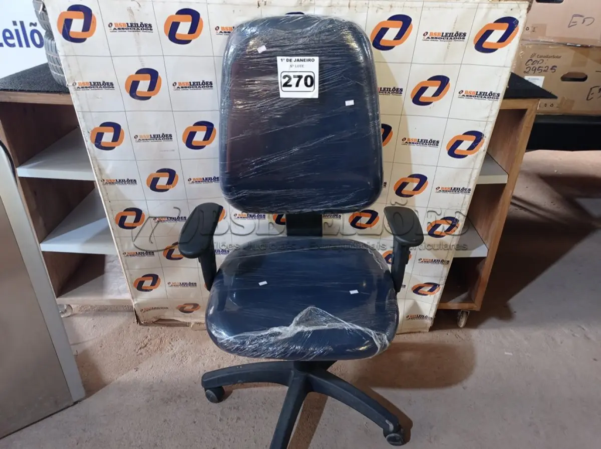 LOTE 270 - 01 CADEIRA DE ESCRITÓRIO COM BASE GIRATÓRIA. (NO ESTADO) ATENÇÃO! FAZER A VISITAÇÃO ANTES DE ARREMATAR, NÃO SABEMOS SE FUNCIONA. LEILÃO NÃO TEM GARANTIA E NEM DEVOLUÇÃO, SUJEITO A POSSÍVEIS AVARIAS VISÍVEIS/OCULTAS E/OU AUSÊNCIA DE COMPONENTES.