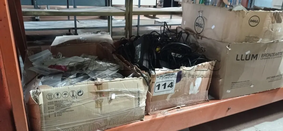LOTE 114 - 01 LOTE COM VÁRIAS FONTES E CABOS DIVERSOS. (NO ESTADO) ATENÇÃO! FAZER A VISITAÇÃO ANTES DE ARREMATAR, NÃO SABEMOS SE FUNCIONA. LEILÃO NÃO TEM GARANTIA E NEM DEVOLUÇÃO, SUJEITO A POSSÍVEIS AVARIAS VISÍVEIS/OCULTAS E/OU AUSÊNCIA DE COMPONENTES.