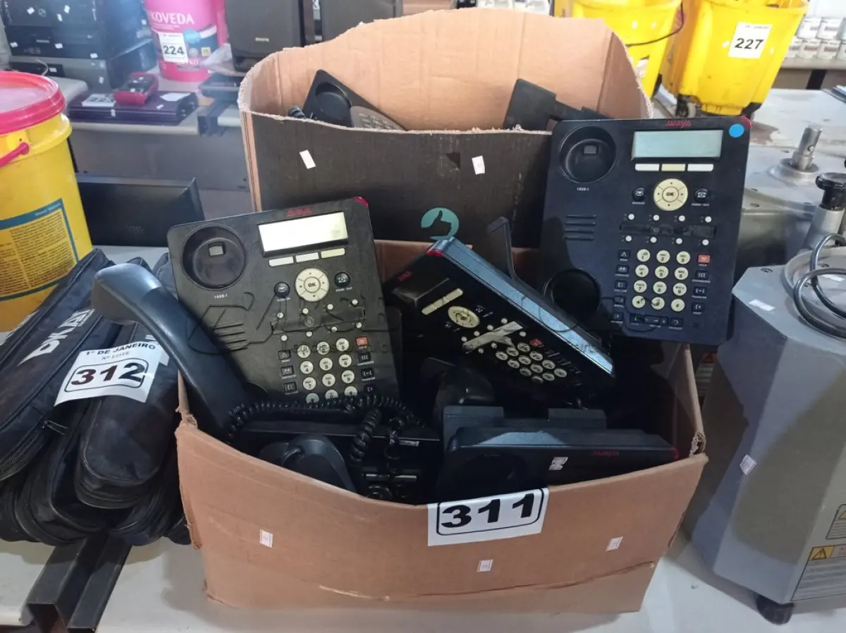 LOTE 311 - 01 LOTE COM VÁRIOS APARELHOS DE TELEFONE. (NO ESTADO) ATENÇÃO! FAZER A VISITAÇÃO ANTES DE ARREMATAR, NÃO SABEMOS SE FUNCIONA. LEILÃO NÃO TEM GARANTIA E NEM DEVOLUÇÃO, SUJEITO A POSSÍVEIS AVARIAS VISÍVEIS/OCULTAS E/OU AUSÊNCIA DE COMPONENTES.