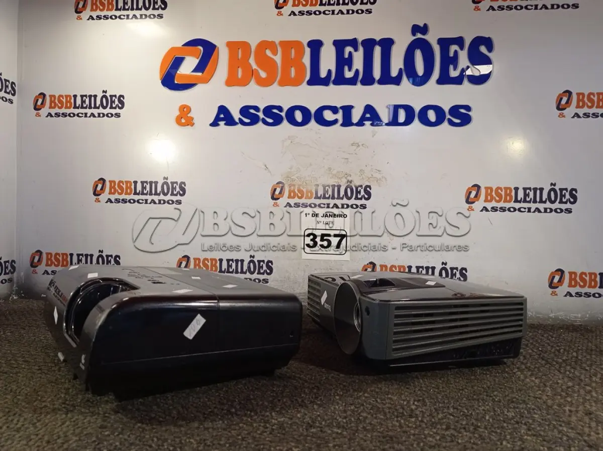 LOTE 357 - 02 PROJETORES MULTIMIDIA MARCAS BENQ/EPSON. (NO ESTADO) ATENÇÃO! FAZER A VISITAÇÃO ANTES DE ARREMATAR, NÃO SABEMOS SE FUNCIONA. LEILÃO NÃO TEM GARANTIA E NEM DEVOLUÇÃO, SUJEITO A POSSÍVEIS AVARIAS VISÍVEIS/OCULTAS E/OU AUSÊNCIA DE COMPONENTES.