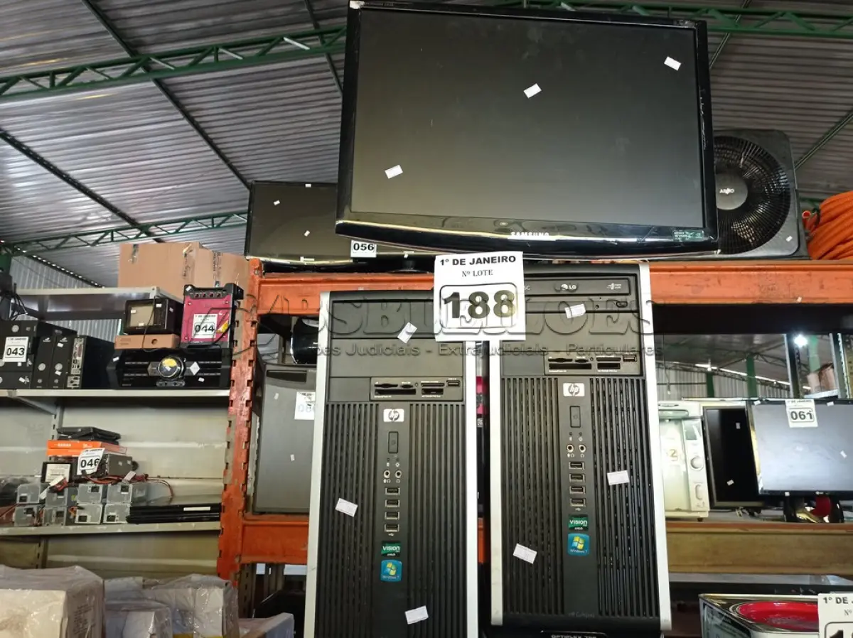 LOTE 188 - 01 MONITOR E 04 CPU’S MARCAS E MODELOS DIVERSOS. (NO ESTADO) ATENÇÃO! FAZER A VISITAÇÃO ANTES DE ARREMATAR, NÃO SABEMOS SE FUNCIONA. LEILÃO NÃO TEM GARANTIA E NEM DEVOLUÇÃO, SUJEITO A POSSÍVEIS AVARIAS VISÍVEIS/OCULTAS E/OU AUSÊNCIA DE COMPONENTES.