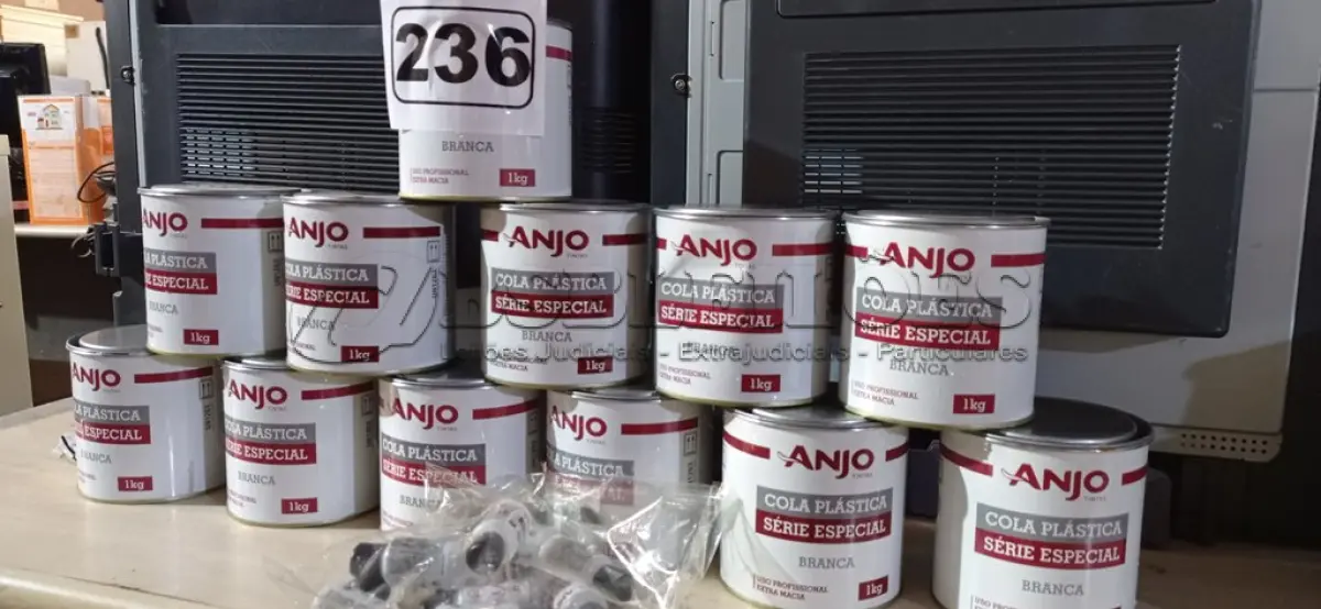 LOTE 236 - 12 LATAS DE COLA PLÁSTICA ANJO. (NO ESTADO) ATENÇÃO! FAZER A VISITAÇÃO ANTES DE ARREMATAR, NÃO SABEMOS SE FUNCIONA. LEILÃO NÃO TEM GARANTIA E NEM DEVOLUÇÃO, SUJEITO A POSSÍVEIS AVARIAS VISÍVEIS/OCULTAS E/OU AUSÊNCIA DE COMPONENTES.