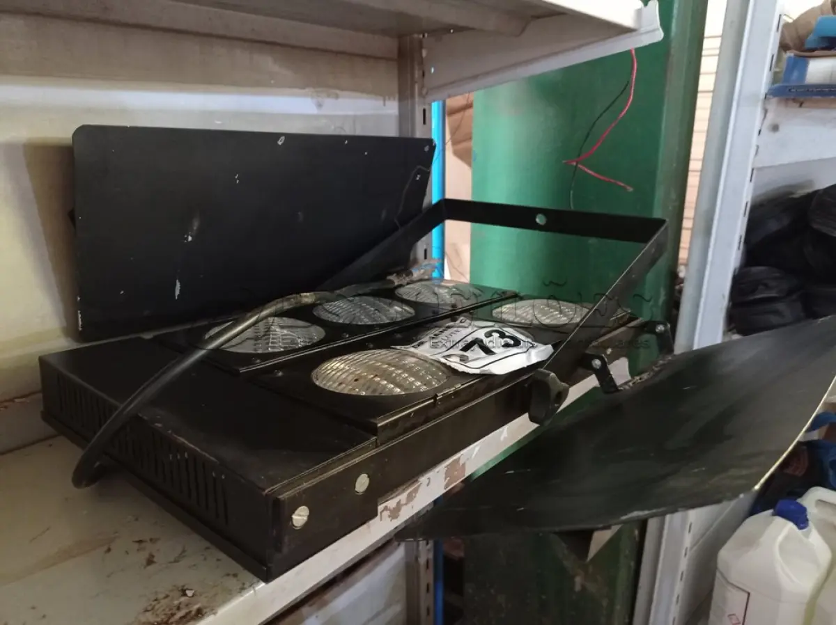 LOTE 273 - 01 LUMINÁRIA PARA ESTÚDIO. (NO ESTADO) ATENÇÃO! FAZER A VISITAÇÃO ANTES DE ARREMATAR, NÃO SABEMOS SE FUNCIONA. LEILÃO NÃO TEM GARANTIA E NEM DEVOLUÇÃO, SUJEITO A POSSÍVEIS AVARIAS VISÍVEIS/OCULTAS E/OU AUSÊNCIA DE COMPONENTES.