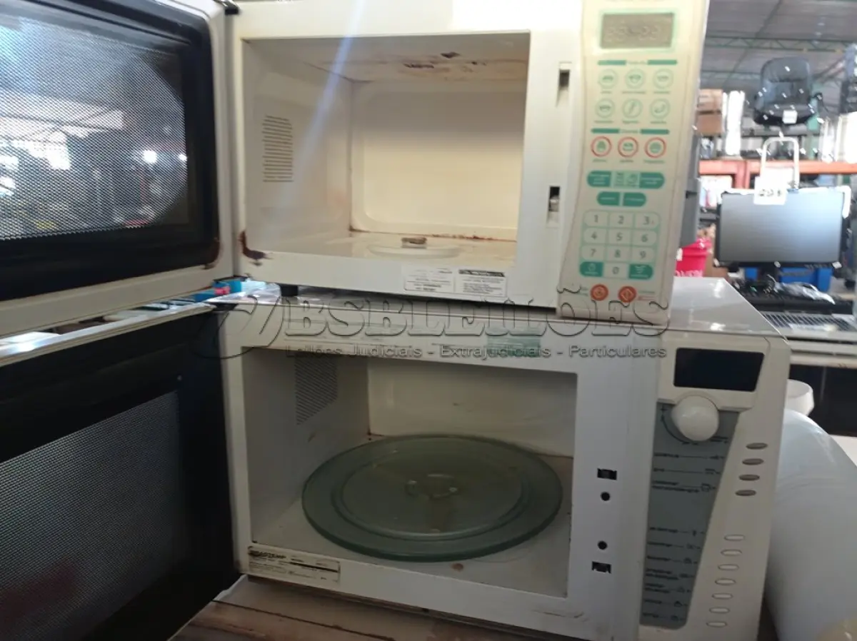 LOTE 413 - 02 MICRO-ONDAS MARCAS E MODELOS DIVERSOS. (NO ESTADO) ATENÇÃO! FAZER A VISITAÇÃO ANTES DE ARREMATAR, NÃO SABEMOS SE FUNCIONA. LEILÃO NÃO TEM GARANTIA E NEM DEVOLUÇÃO, SUJEITO A POSSÍVEIS AVARIAS VISÍVEIS/OCULTAS E/OU AUSÊNCIA DE COMPONENTES.