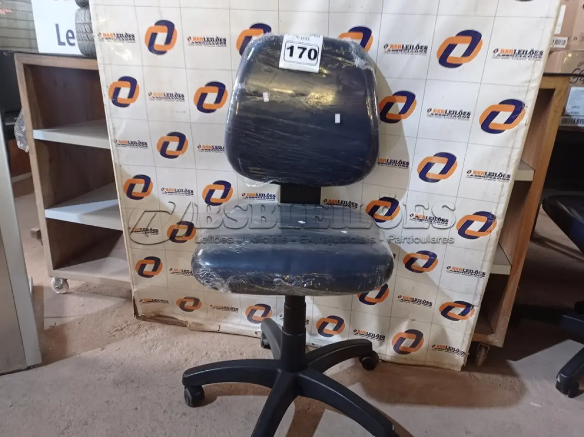 LOTE 170 - 01 CADEIRA DE ESCRITÓRIO COM BASE GIRATÓRIA. (NO ESTADO) ATENÇÃO! FAZER A VISITAÇÃO ANTES DE ARREMATAR, NÃO SABEMOS SE FUNCIONA. LEILÃO NÃO TEM GARANTIA E NEM DEVOLUÇÃO, SUJEITO A POSSÍVEIS AVARIAS VISÍVEIS/OCULTAS E/OU AUSÊNCIA DE COMPONENTES.