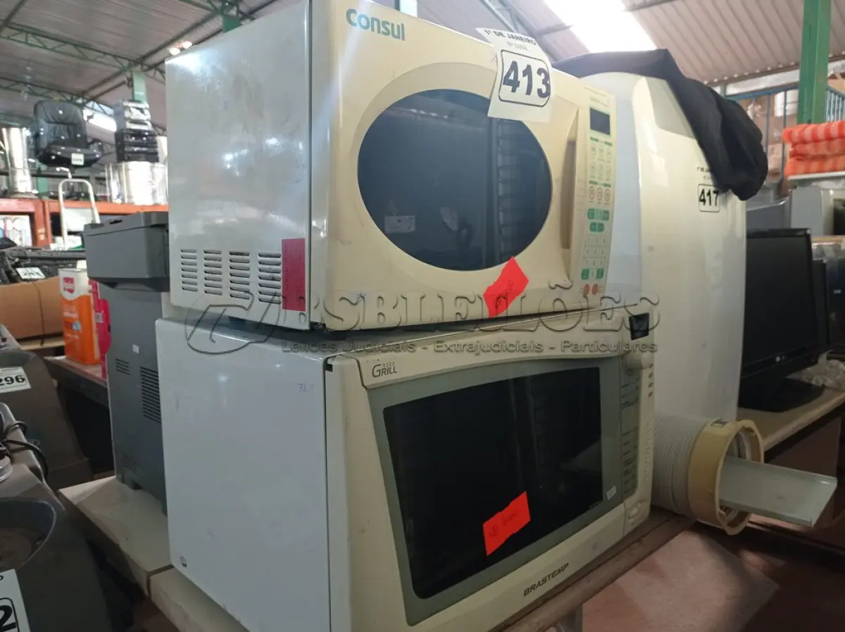 LOTE 413 - 02 MICRO-ONDAS MARCAS E MODELOS DIVERSOS. (NO ESTADO) ATENÇÃO! FAZER A VISITAÇÃO ANTES DE ARREMATAR, NÃO SABEMOS SE FUNCIONA. LEILÃO NÃO TEM GARANTIA E NEM DEVOLUÇÃO, SUJEITO A POSSÍVEIS AVARIAS VISÍVEIS/OCULTAS E/OU AUSÊNCIA DE COMPONENTES.