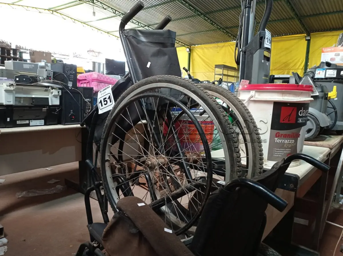 LOTE 151 - 02 CADEIRAS DE RODAS MARCAS E MODELOS DIVERSOS. (NO ESTADO) ATENÇÃO! FAZER A VISITAÇÃO ANTES DE ARREMATAR, NÃO SABEMOS SE FUNCIONA. LEILÃO NÃO TEM GARANTIA E NEM DEVOLUÇÃO, SUJEITO A POSSÍVEIS AVARIAS VISÍVEIS/OCULTAS E/OU AUSÊNCIA DE COMPONENTES.