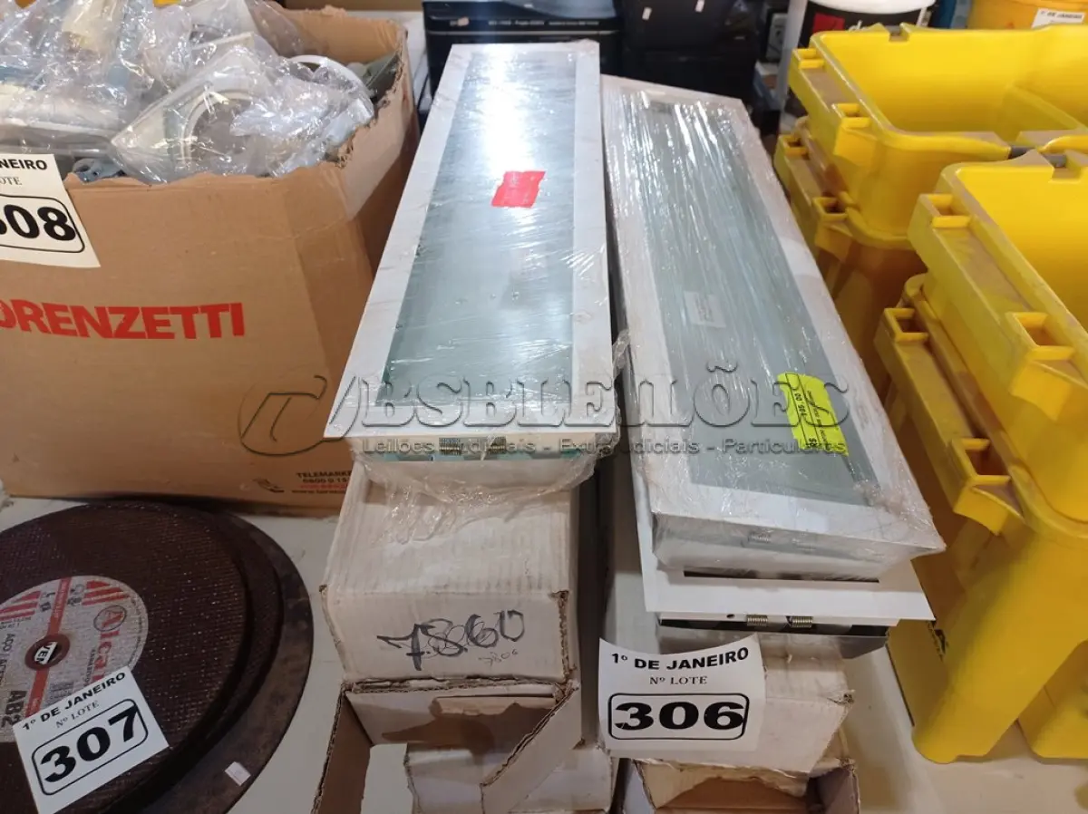 LOTE 306 - 01 LOTE COM VÁRIAS LUMINÁRIAS DE EMBUTIR. (NO ESTADO) ATENÇÃO! FAZER A VISITAÇÃO ANTES DE ARREMATAR, NÃO SABEMOS SE FUNCIONA. LEILÃO NÃO TEM GARANTIA E NEM DEVOLUÇÃO, SUJEITO A POSSÍVEIS AVARIAS VISÍVEIS/OCULTAS E/OU AUSÊNCIA DE COMPONENTES.