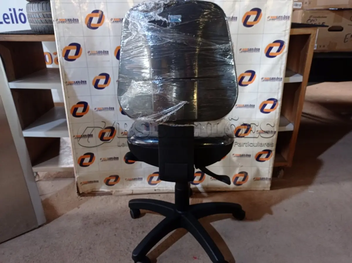 LOTE 200 - 01 CADEIRA DE ESCRITÓRIO COM BASE GIRATÓRIA. (NO ESTADO) ATENÇÃO! FAZER A VISITAÇÃO ANTES DE ARREMATAR, NÃO SABEMOS SE FUNCIONA. LEILÃO NÃO TEM GARANTIA E NEM DEVOLUÇÃO, SUJEITO A POSSÍVEIS AVARIAS VISÍVEIS/OCULTAS E/OU AUSÊNCIA DE COMPONENTES.