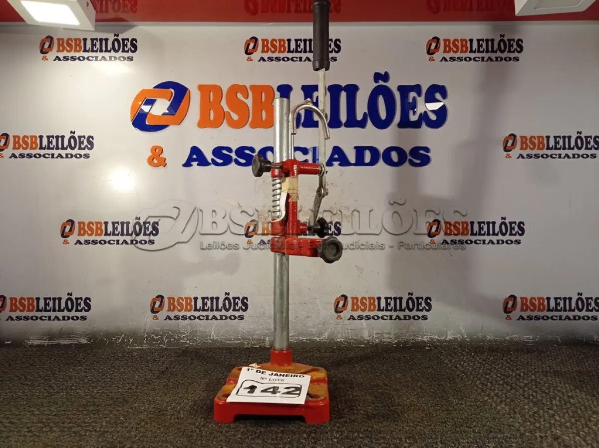 LOTE 142 - 01 SUPORTE PARA FURADEIRA DE BANCADA. (NO ESTADO) ATENÇÃO! FAZER A VISITAÇÃO ANTES DE ARREMATAR, NÃO SABEMOS SE FUNCIONA. LEILÃO NÃO TEM GARANTIA E NEM DEVOLUÇÃO, SUJEITO A POSSÍVEIS AVARIAS VISÍVEIS/OCULTAS E/OU AUSÊNCIA DE COMPONENTES.