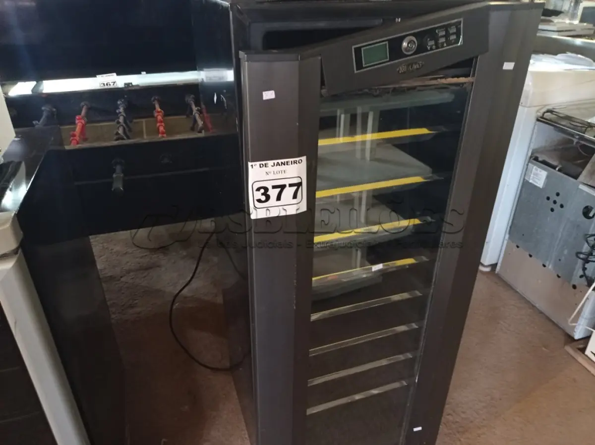 LOTE 377 - 01 ADEGA COM AVARIAS. (NO ESTADO) ATENÇÃO! FAZER A VISITAÇÃO ANTES DE ARREMATAR, NÃO SABEMOS SE FUNCIONA. LEILÃO NÃO TEM GARANTIA E NEM DEVOLUÇÃO, SUJEITO A POSSÍVEIS AVARIAS VISÍVEIS/OCULTAS E/OU AUSÊNCIA DE COMPONENTES.