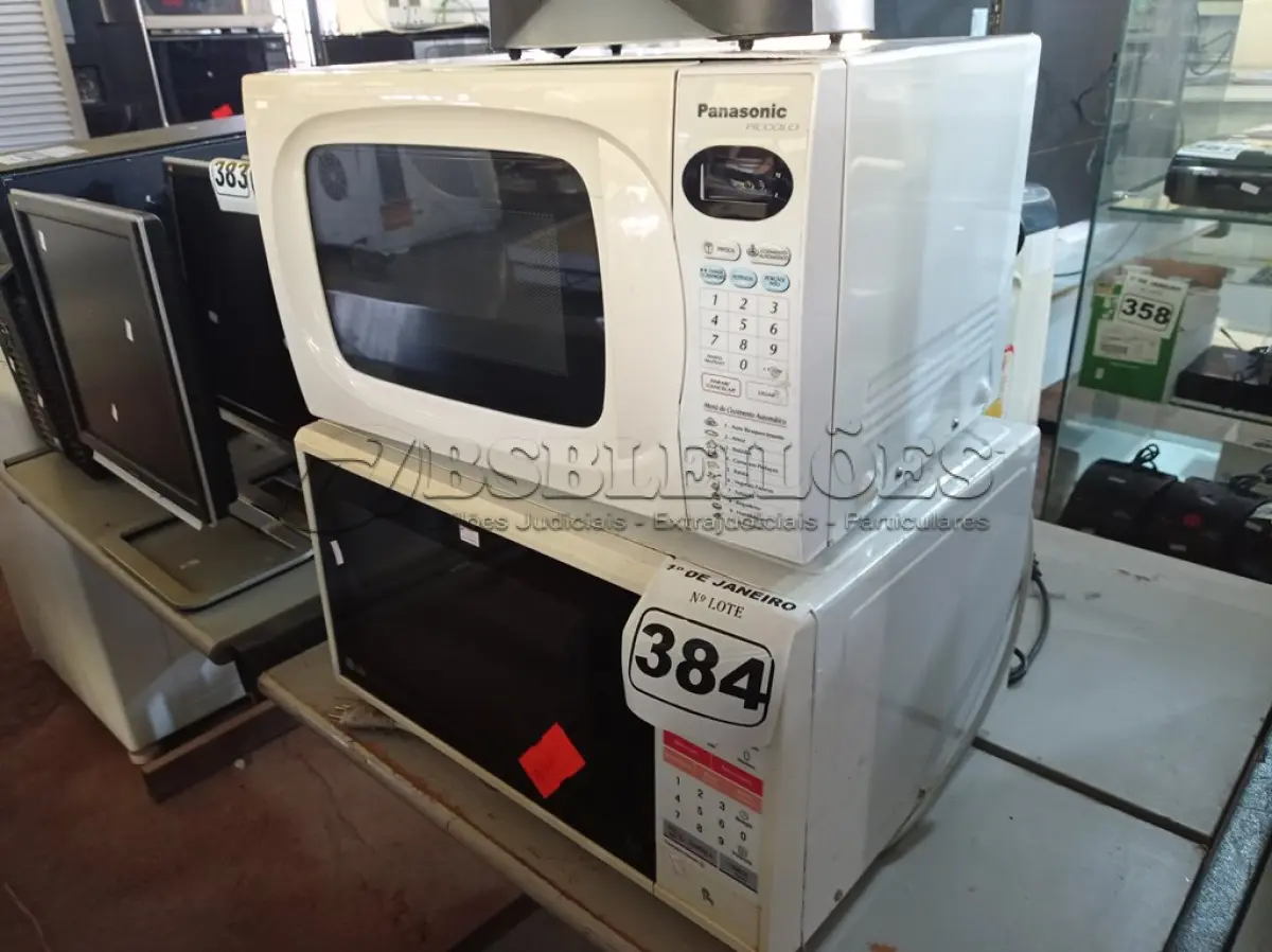 LOTE 384 - 02 MICRO-ONDAS MARCAS E MODELOS DIVERSOS. (NO ESTADO) ATENÇÃO! FAZER A VISITAÇÃO ANTES DE ARREMATAR, NÃO SABEMOS SE FUNCIONA. LEILÃO NÃO TEM GARANTIA E NEM DEVOLUÇÃO, SUJEITO A POSSÍVEIS AVARIAS VISÍVEIS/OCULTAS E/OU AUSÊNCIA DE COMPONENTES.