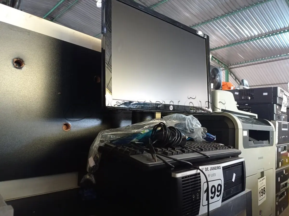 LOTE 199 - 01 CPU, 01 MONITOR, 01 TECLADO E 01 MOUSE. (NO ESTADO) ATENÇÃO! FAZER A VISITAÇÃO ANTES DE ARREMATAR, NÃO SABEMOS SE FUNCIONA. LEILÃO NÃO TEM GARANTIA E NEM DEVOLUÇÃO, SUJEITO A POSSÍVEIS AVARIAS VISÍVEIS/OCULTAS E/OU AUSÊNCIA DE COMPONENTES.