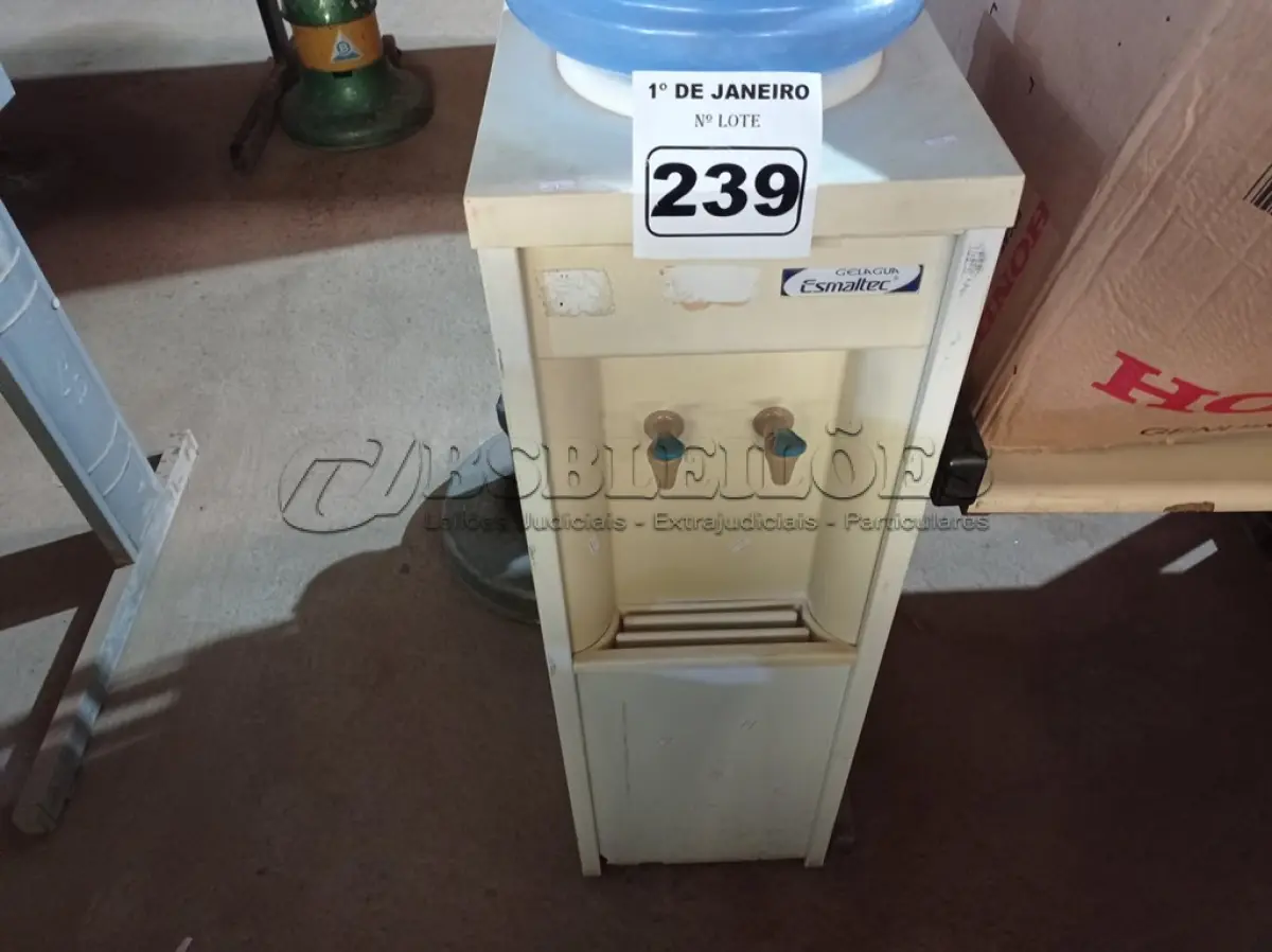 LOTE 239 - 01 BEBEDOURO PARA GARRAFÃO MARCA ESMALTEC 220V. (NO ESTADO) ATENÇÃO! FAZER A VISITAÇÃO ANTES DE ARREMATAR, NÃO SABEMOS SE FUNCIONA. LEILÃO NÃO TEM GARANTIA E NEM DEVOLUÇÃO, SUJEITO A POSSÍVEIS AVARIAS VISÍVEIS/OCULTAS E/OU AUSÊNCIA DE COMPONENTES.