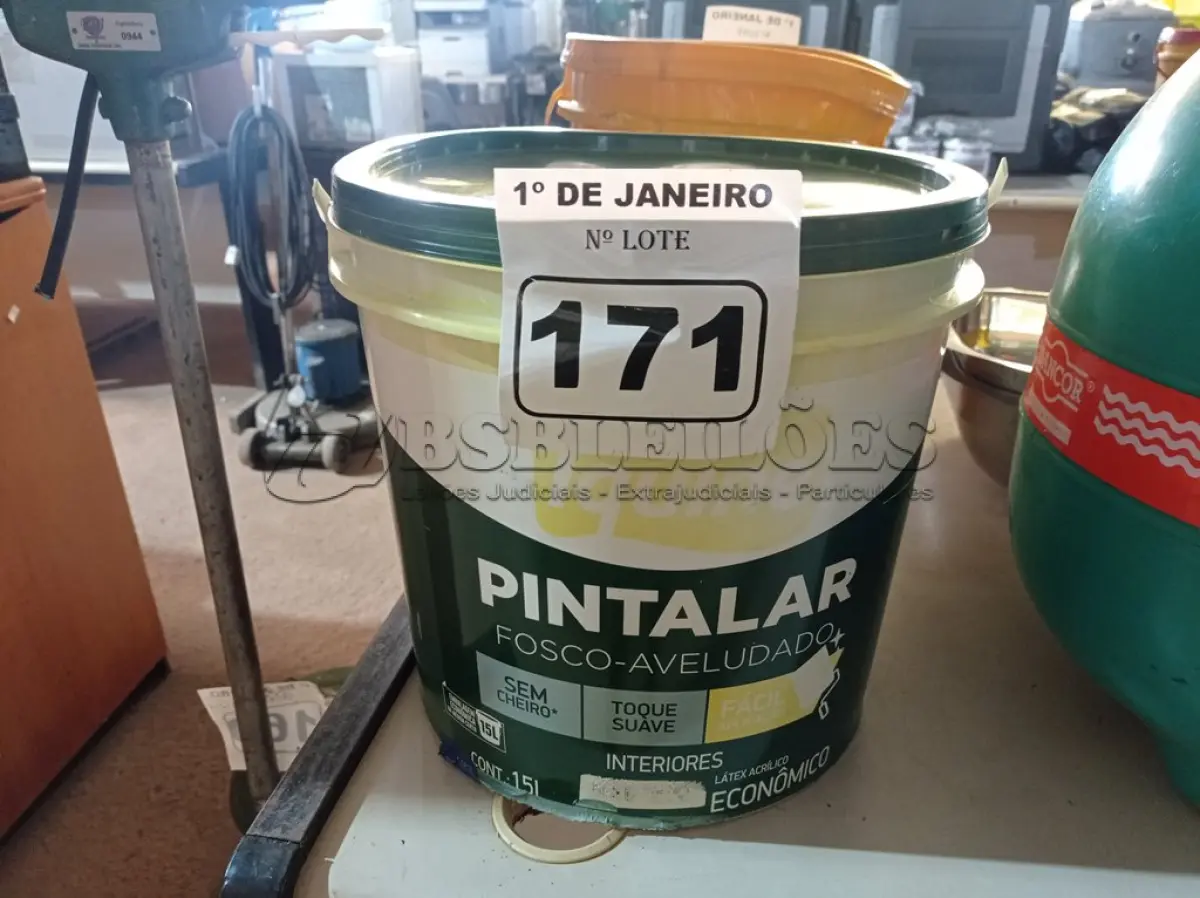LOTE 171 - 01 BALDE DE TINTA IQUINE PINTALAR FOSCO-AVELUDADO 15L NA COR BRANCO GELO. (NO ESTADO) ATENÇÃO! FAZER A VISITAÇÃO ANTES DE ARREMATAR, NÃO SABEMOS SE FUNCIONA. LEILÃO NÃO TEM GARANTIA E NEM DEVOLUÇÃO, SUJEITO A POSSÍVEIS AVARIAS VISÍVEIS/OCULTAS E/OU AUSÊNCIA DE COMPONENTES.