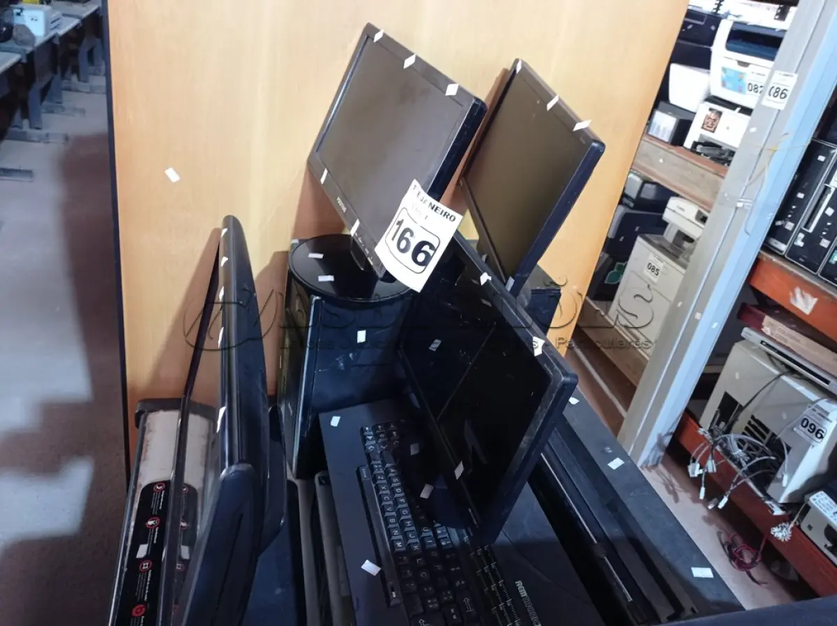 LOTE 166 - 02 CPU’S, 01 MÁQUINA DE ESCREVER E 04 MONITORES MARCAS E MODELOS DIVERSOS. (NO ESTADO) ATENÇÃO! FAZER A VISITAÇÃO ANTES DE ARREMATAR, NÃO SABEMOS SE FUNCIONA. LEILÃO NÃO TEM GARANTIA E NEM DEVOLUÇÃO, SUJEITO A POSSÍVEIS AVARIAS VISÍVEIS/OCULTAS E/OU AUSÊNCIA DE COMPONENTES.