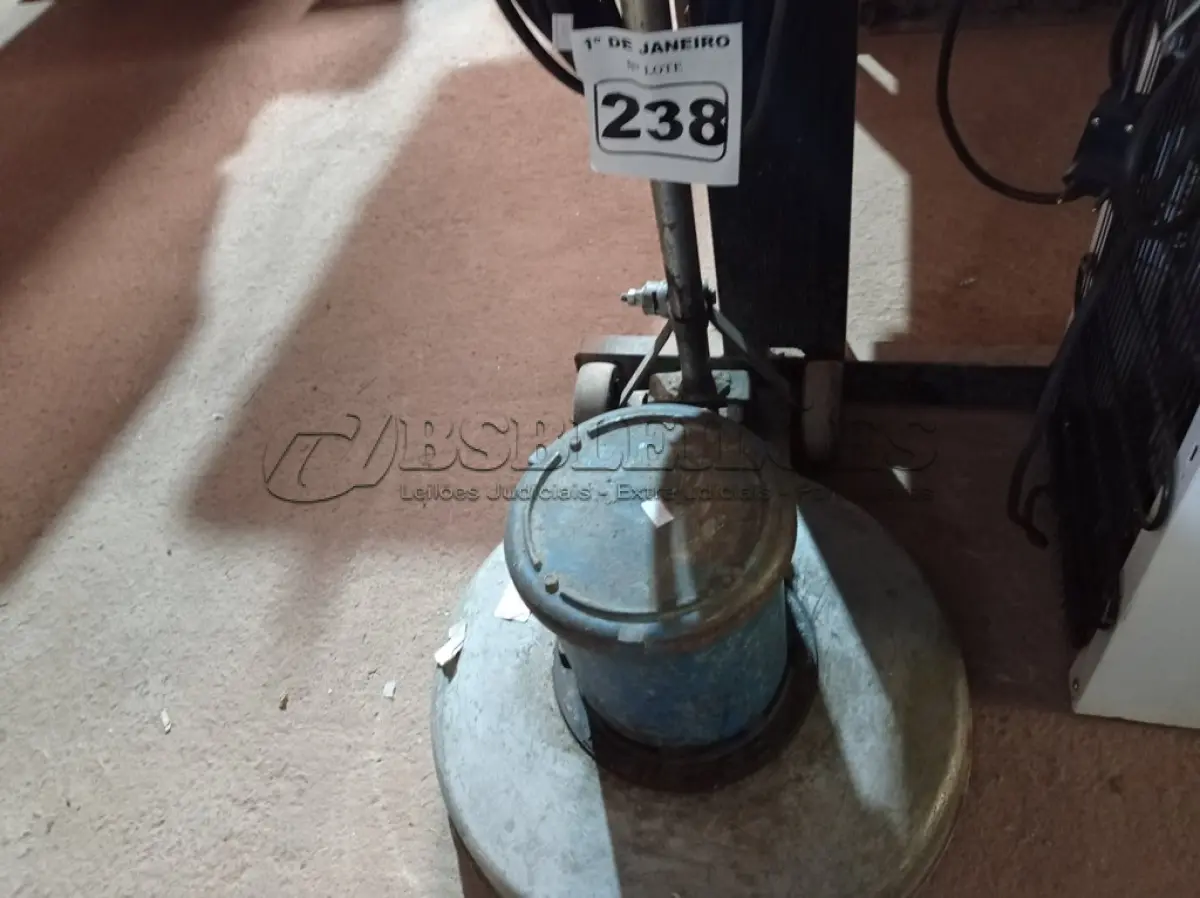 LOTE 238 - 01 ENCERADEIRA INDUSTRIAL MARCA CERTEL. (NO ESTADO) ATENÇÃO! FAZER A VISITAÇÃO ANTES DE ARREMATAR, NÃO SABEMOS SE FUNCIONA. LEILÃO NÃO TEM GARANTIA E NEM DEVOLUÇÃO, SUJEITO A POSSÍVEIS AVARIAS VISÍVEIS/OCULTAS E/OU AUSÊNCIA DE COMPONENTES.