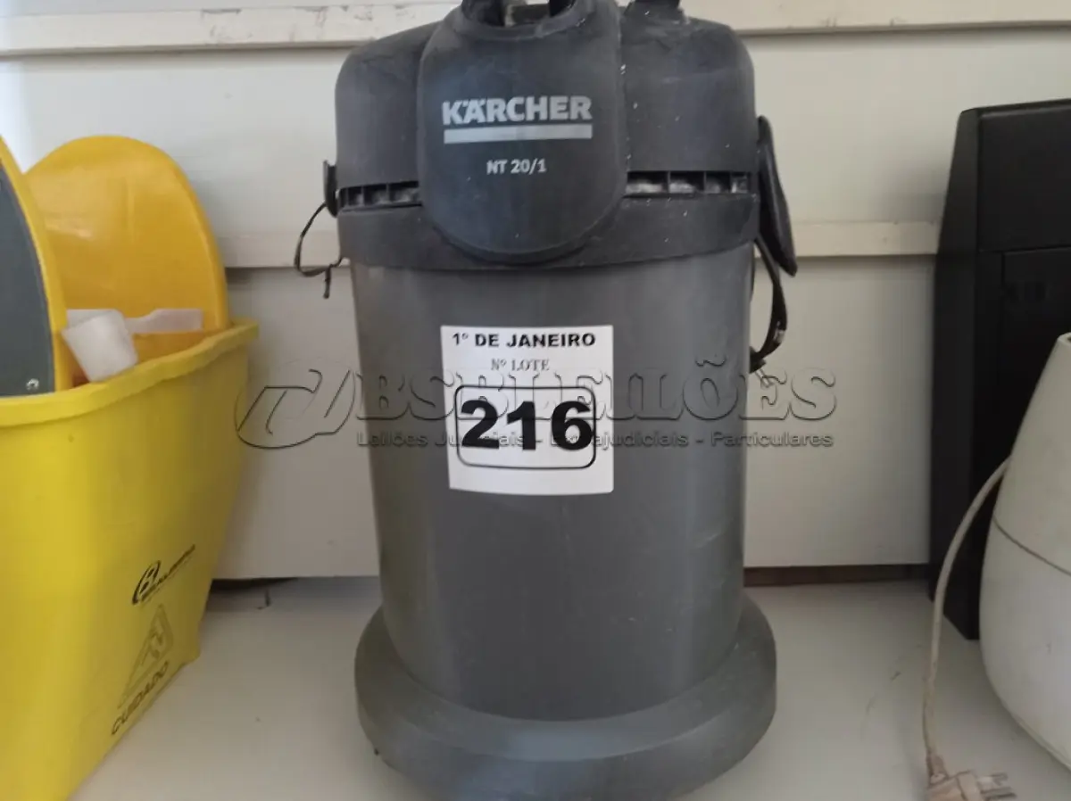 LOTE 216 - 01 ASPIRADOR DE PÓ MARCA KARCHER NT 20/1 220V. (NO ESTADO) ATENÇÃO! FAZER A VISITAÇÃO ANTES DE ARREMATAR, NÃO SABEMOS SE FUNCIONA. LEILÃO NÃO TEM GARANTIA E NEM DEVOLUÇÃO, SUJEITO A POSSÍVEIS AVARIAS VISÍVEIS/OCULTAS E/OU AUSÊNCIA DE COMPONENTES.