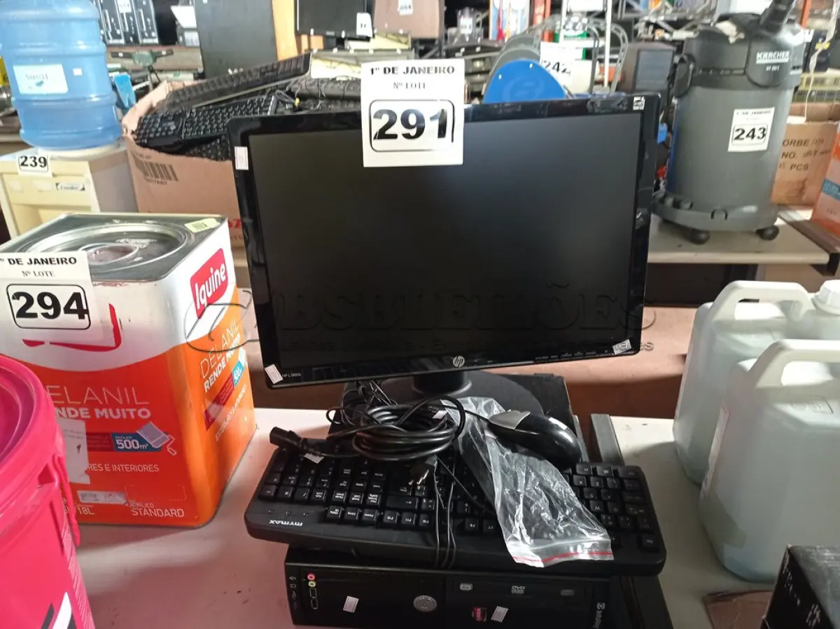 LOTE 291 - 01 CPU, 01 MONITOR, 01 TECLADO E 01 MOUSE. (NO ESTADO) ATENÇÃO! FAZER A VISITAÇÃO ANTES DE ARREMATAR, NÃO SABEMOS SE FUNCIONA. LEILÃO NÃO TEM GARANTIA E NEM DEVOLUÇÃO, SUJEITO A POSSÍVEIS AVARIAS VISÍVEIS/OCULTAS E/OU AUSÊNCIA DE COMPONENTES.