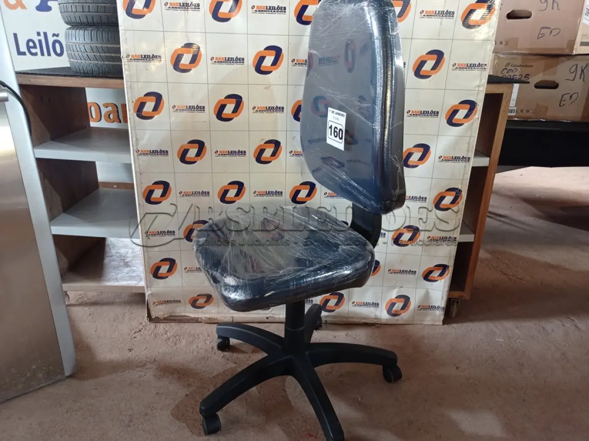 LOTE 160 - 01 CADEIRA DE ESCRITÓRIO COM BASE GIRATÓRIA. (NO ESTADO) ATENÇÃO! FAZER A VISITAÇÃO ANTES DE ARREMATAR, NÃO SABEMOS SE FUNCIONA. LEILÃO NÃO TEM GARANTIA E NEM DEVOLUÇÃO, SUJEITO A POSSÍVEIS AVARIAS VISÍVEIS/OCULTAS E/OU AUSÊNCIA DE COMPONENTES.