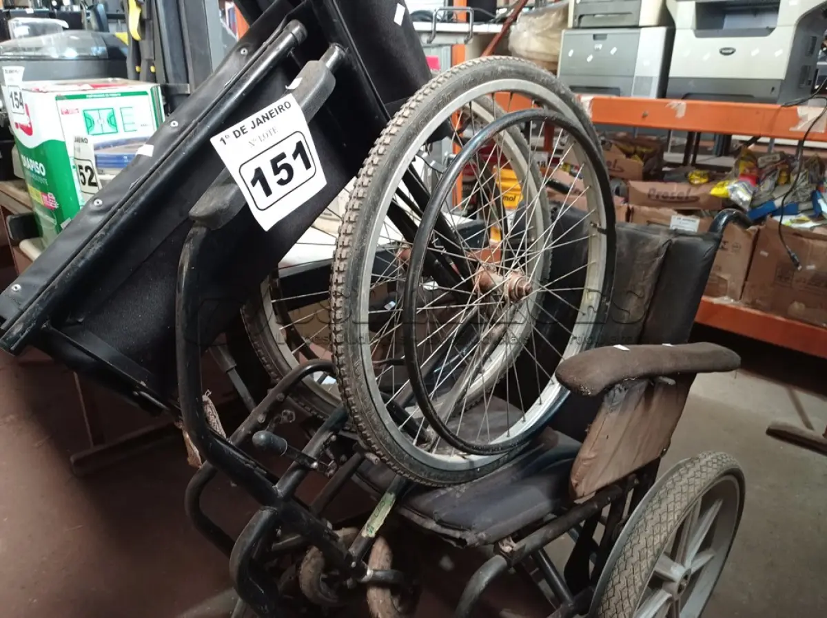 LOTE 151 - 02 CADEIRAS DE RODAS MARCAS E MODELOS DIVERSOS. (NO ESTADO) ATENÇÃO! FAZER A VISITAÇÃO ANTES DE ARREMATAR, NÃO SABEMOS SE FUNCIONA. LEILÃO NÃO TEM GARANTIA E NEM DEVOLUÇÃO, SUJEITO A POSSÍVEIS AVARIAS VISÍVEIS/OCULTAS E/OU AUSÊNCIA DE COMPONENTES.