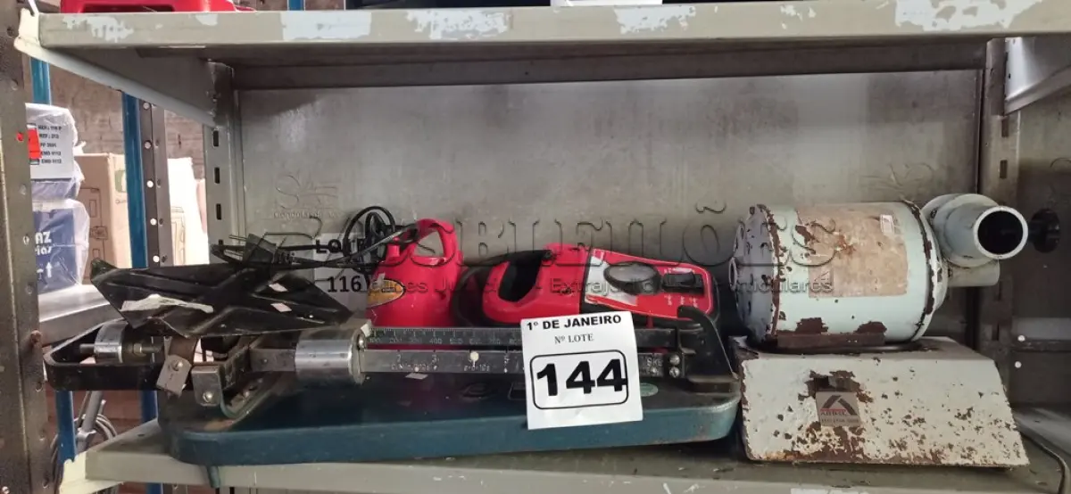LOTE 144 - 01 BALANÇA ANALÓGICA, 02 MINI COMPRESSOR DE AR E 01 MOEDOR DE CARNE INCOMPLETOS. (NO ESTADO) ATENÇÃO! FAZER A VISITAÇÃO ANTES DE ARREMATAR, NÃO SABEMOS SE FUNCIONA. LEILÃO NÃO TEM GARANTIA E NEM DEVOLUÇÃO, SUJEITO A POSSÍVEIS AVARIAS VISÍVEIS/OCULTAS E/OU AUSÊNCIA DE COMPONENTES.