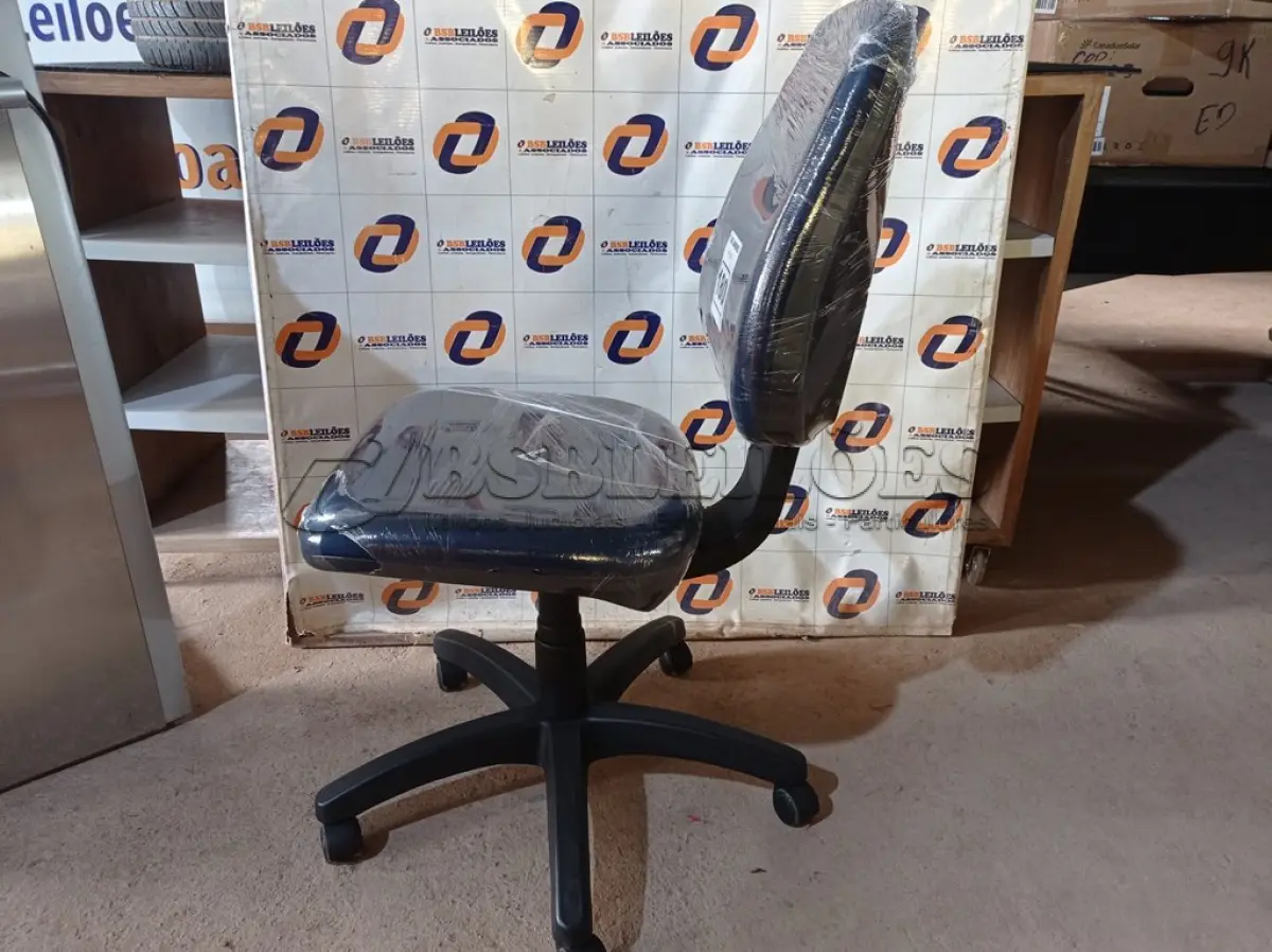 LOTE 180 - 01 CADEIRA DE ESCRITÓRIO COM BASE GIRATÓRIA. (NO ESTADO) ATENÇÃO! FAZER A VISITAÇÃO ANTES DE ARREMATAR, NÃO SABEMOS SE FUNCIONA. LEILÃO NÃO TEM GARANTIA E NEM DEVOLUÇÃO, SUJEITO A POSSÍVEIS AVARIAS VISÍVEIS/OCULTAS E/OU AUSÊNCIA DE COMPONENTES.