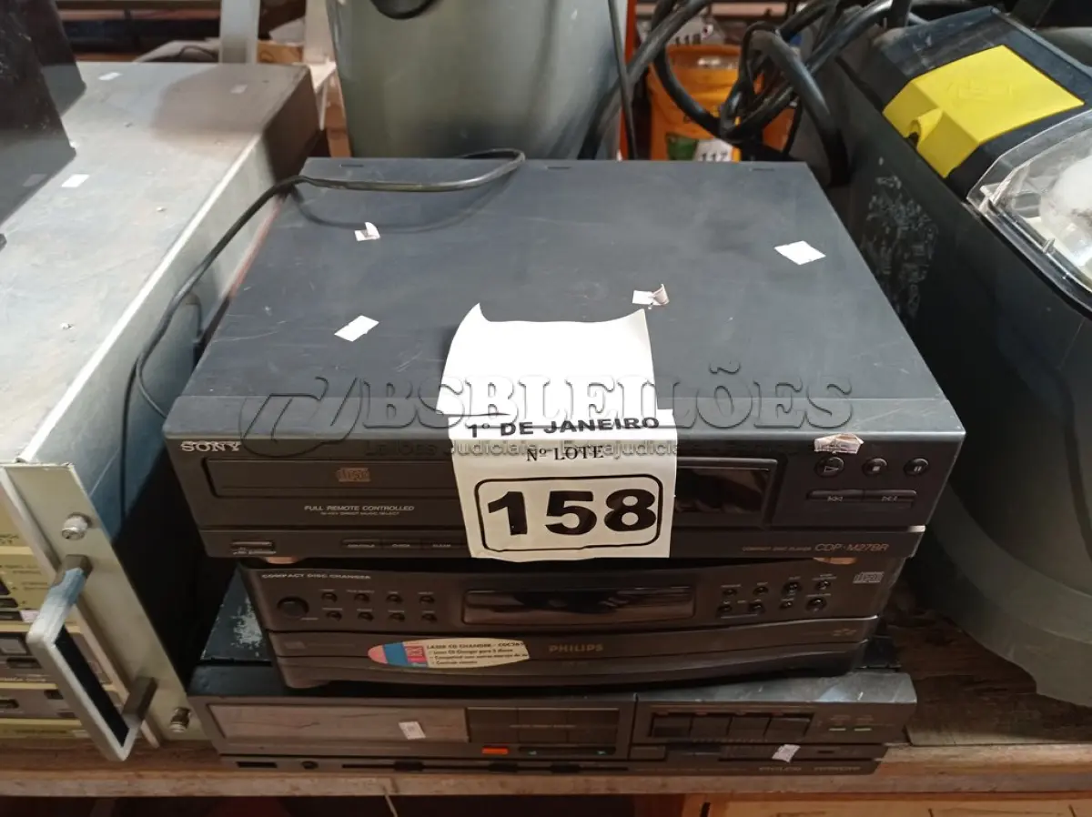 LOTE 158 - 01 APARELHO AM/FM E 02 CD PLAYER MARCAS E MODELOS DIVERSOS. (NO ESTADO) ATENÇÃO! FAZER A VISITAÇÃO ANTES DE ARREMATAR, NÃO SABEMOS SE FUNCIONA. LEILÃO NÃO TEM GARANTIA E NEM DEVOLUÇÃO, SUJEITO A POSSÍVEIS AVARIAS VISÍVEIS/OCULTAS E/OU AUSÊNCIA DE COMPONENTES.