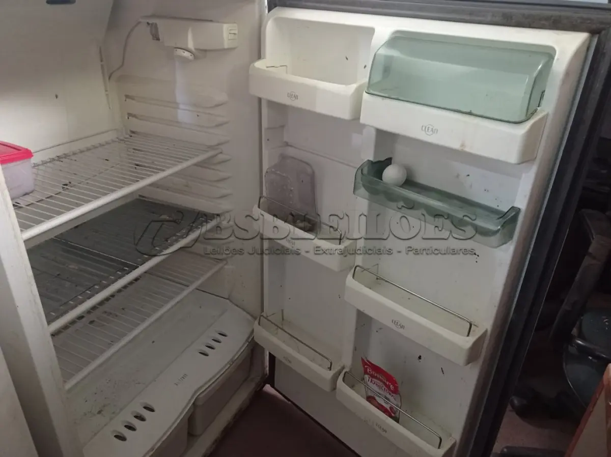 LOTE 434 - 01 GELADEIRA MARCA BRASTEMP 220V. (NO ESTADO) ATENÇÃO! FAZER A VISITAÇÃO ANTES DE ARREMATAR, NÃO SABEMOS SE FUNCIONA. LEILÃO NÃO TEM GARANTIA E NEM DEVOLUÇÃO, SUJEITO A POSSÍVEIS AVARIAS VISÍVEIS/OCULTAS E/OU AUSÊNCIA DE COMPONENTES.