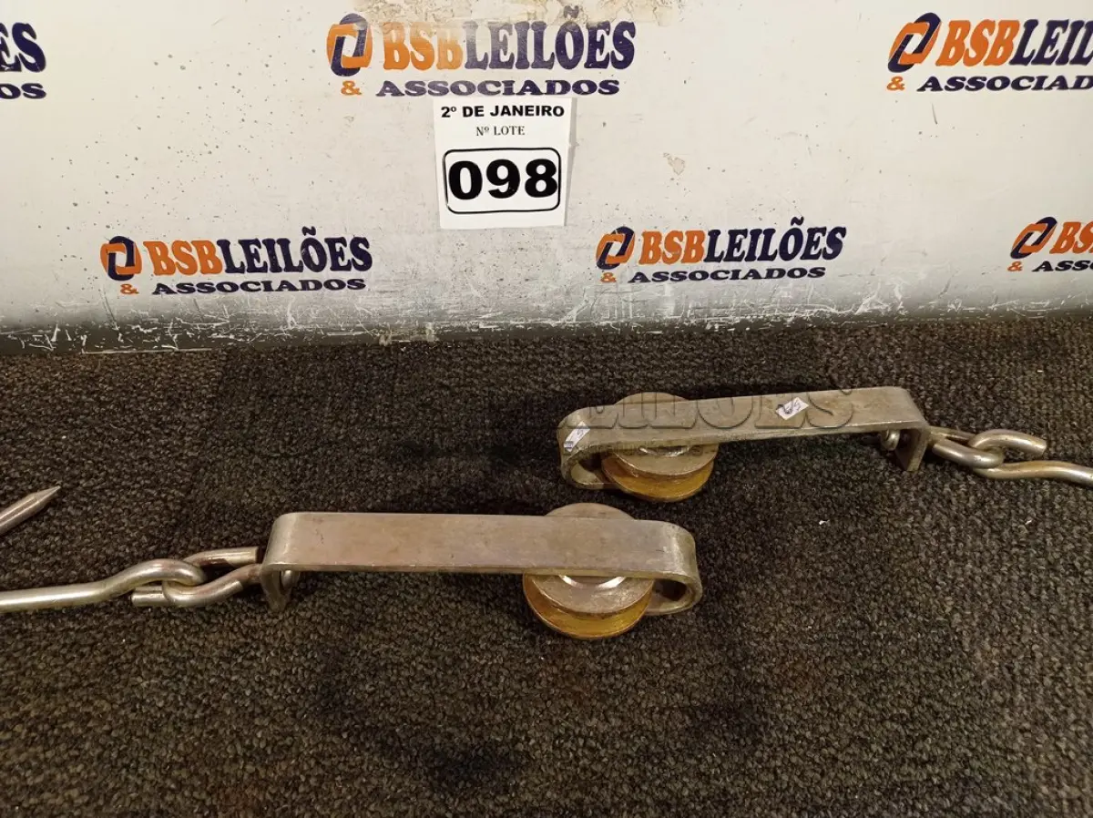 LOTE 098 - 02 SUPORTES DE AÇO PARA CARRETILHA.(NO ESTADO) ATENÇÃO! FAZER A VISITAÇÃO ANTES DE ARREMATAR, NÃO SABEMOS SE FUNCIONA. LEILÃO NÃO TEM GARANTIA E NEM DEVOLUÇÃO, SUJEITO A POSSÍVEIS AVARIAS VISÍVEIS/OCULTAS E/OU AUSÊNCIA DE COMPONENTES.