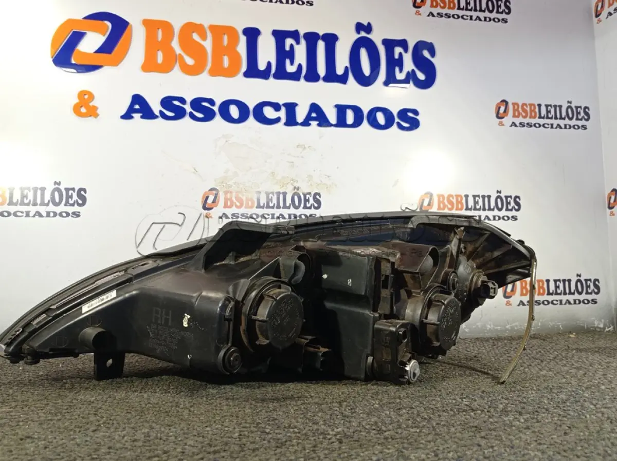 LOTE 139 - 01 FAROL AUTOMOTIVO. (NO ESTADO) ATENÇÃO! FAZER A VISITAÇÃO ANTES DE ARREMATAR, NÃO SABEMOS SE FUNCIONA. LEILÃO NÃO TEM GARANTIA E NEM DEVOLUÇÃO, SUJEITO A POSSÍVEIS AVARIAS VISÍVEIS/OCULTAS E/OU AUSÊNCIA DE COMPONENTES.