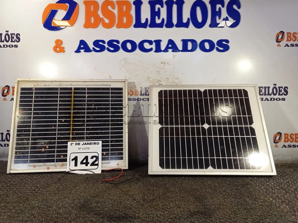 LOTE 142 - 02 PAINÉIS SOLARES 18V 10W.  (NO ESTADO) ATENÇÃO! FAZER A VISITAÇÃO ANTES DE ARREMATAR, NÃO SABEMOS SE FUNCIONA. LEILÃO NÃO TEM GARANTIA E NEM DEVOLUÇÃO, SUJEITO A POSSÍVEIS AVARIAS VISÍVEIS/OCULTAS E/OU AUSÊNCIA DE COMPONENTES.