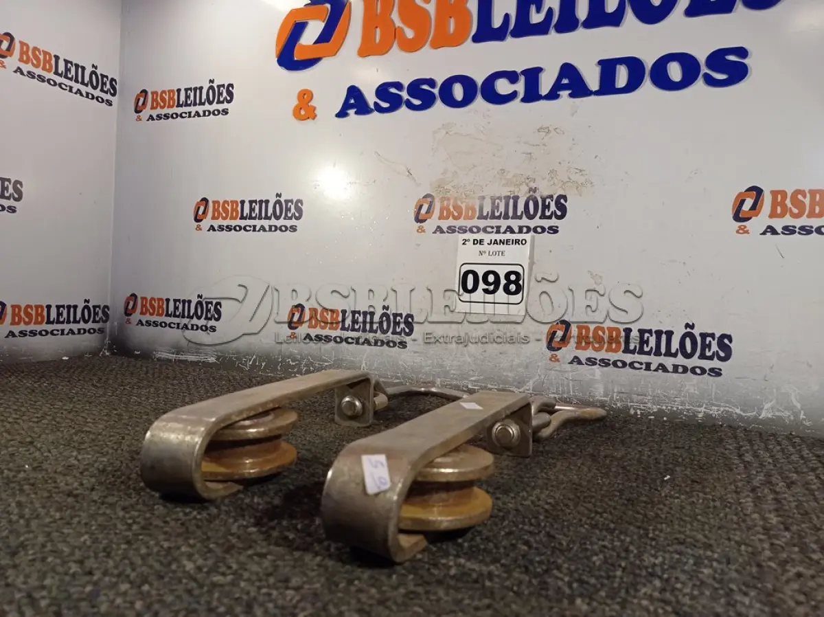 LOTE 098 - 02 SUPORTES DE AÇO PARA CARRETILHA.(NO ESTADO) ATENÇÃO! FAZER A VISITAÇÃO ANTES DE ARREMATAR, NÃO SABEMOS SE FUNCIONA. LEILÃO NÃO TEM GARANTIA E NEM DEVOLUÇÃO, SUJEITO A POSSÍVEIS AVARIAS VISÍVEIS/OCULTAS E/OU AUSÊNCIA DE COMPONENTES.