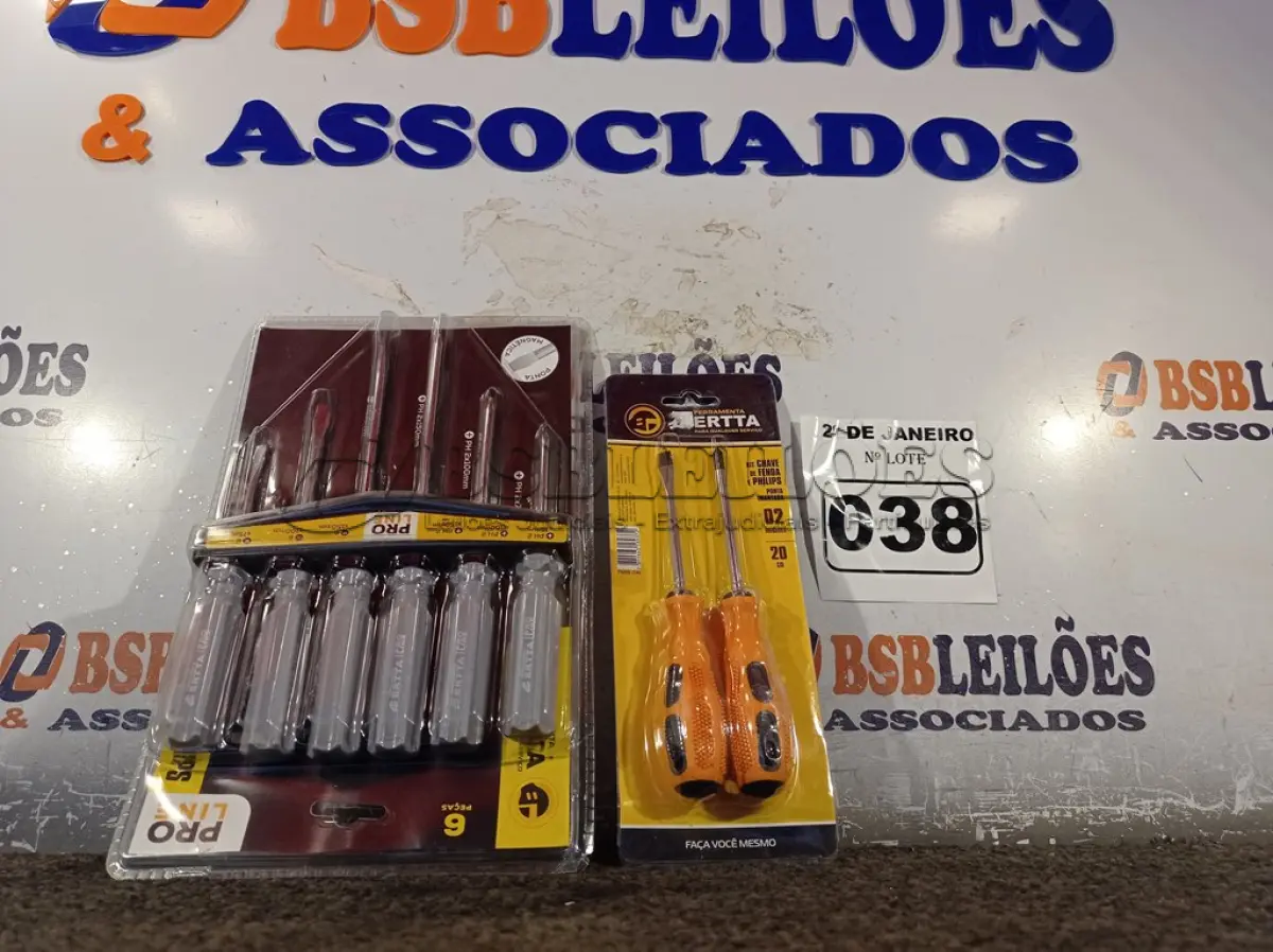 LOTE 038 - 01 KIT CHAVE DE FENDA E PHILIPS COM 02 PEÇAS 20CM E 01 KIT FENDA E PHILIPS PONTA MAGNÉTICA COM 06 PEÇAS. (NOVO)(NO ESTADO) ATENÇÃO! FAZER A VISITAÇÃO ANTES DE ARREMATAR, NÃO SABEMOS SE FUNCIONA. LEILÃO NÃO TEM GARANTIA E NEM DEVOLUÇÃO, SUJEITO A POSSÍVEIS AVARIAS VISÍVEIS/OCULTAS E/OU AUSÊNCIA DE COMPONENTES.