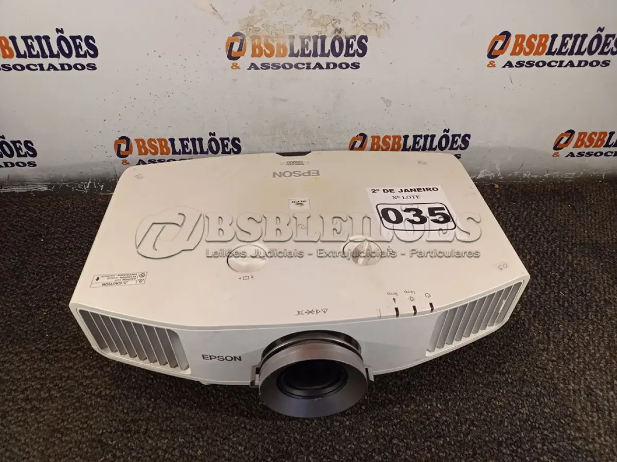LOTE 035 - 01 PROJETOR MARCA EPSON. (NO ESTADO) ATENÇÃO! FAZER A VISITAÇÃO ANTES DE ARREMATAR, NÃO SABEMOS SE FUNCIONA. LEILÃO NÃO TEM GARANTIA E NEM DEVOLUÇÃO, SUJEITO A POSSÍVEIS AVARIAS VISÍVEIS/OCULTAS E/OU AUSÊNCIA DE COMPONENTES.