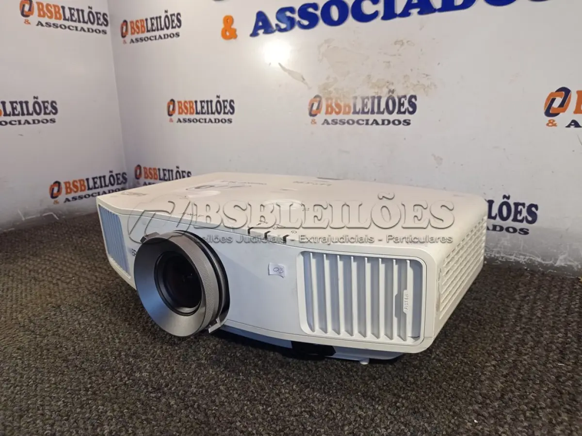 LOTE 011 - 01 PROJETOR MARCA EPSON. (NO ESTADO) ATENÇÃO! FAZER A VISITAÇÃO ANTES DE ARREMATAR, NÃO SABEMOS SE FUNCIONA. LEILÃO NÃO TEM GARANTIA E NEM DEVOLUÇÃO, SUJEITO A POSSÍVEIS AVARIAS VISÍVEIS/OCULTAS E/OU AUSÊNCIA DE COMPONENTES.