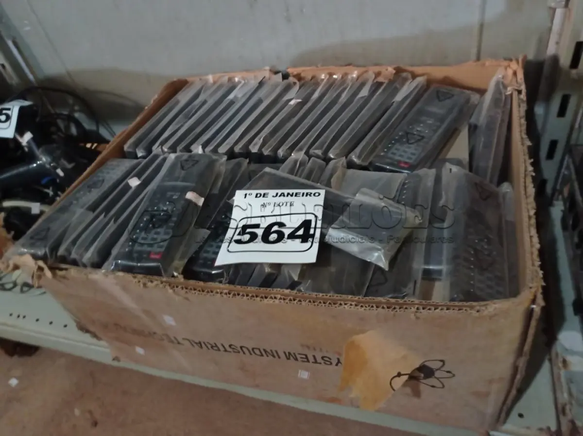 LOTE 564 - 01 LOTE COM VÁRIOS CONTROLES REMOTO. (NO ESTADO) ATENÇÃO! FAZER A VISITAÇÃO ANTES DE ARREMATAR, NÃO SABEMOS SE FUNCIONA. LEILÃO NÃO TEM GARANTIA E NEM DEVOLUÇÃO, SUJEITO A POSSÍVEIS AVARIAS VISÍVEIS/OCULTAS E/OU AUSÊNCIA DE COMPONENTES.