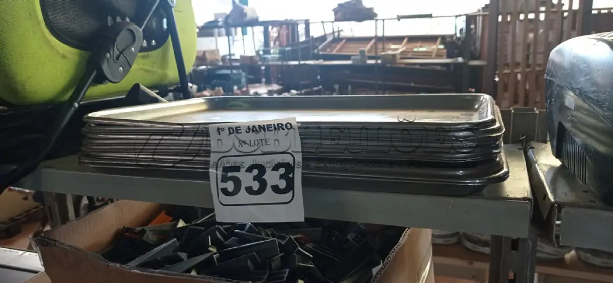 LOTE 533 - 01 LOTE COM VÁRIAS BANDEJAS EM INOX. (NO ESTADO) ATENÇÃO! FAZER A VISITAÇÃO ANTES DE ARREMATAR, NÃO SABEMOS SE FUNCIONA. LEILÃO NÃO TEM GARANTIA E NEM DEVOLUÇÃO, SUJEITO A POSSÍVEIS AVARIAS VISÍVEIS/OCULTAS E/OU AUSÊNCIA DE COMPONENTES.