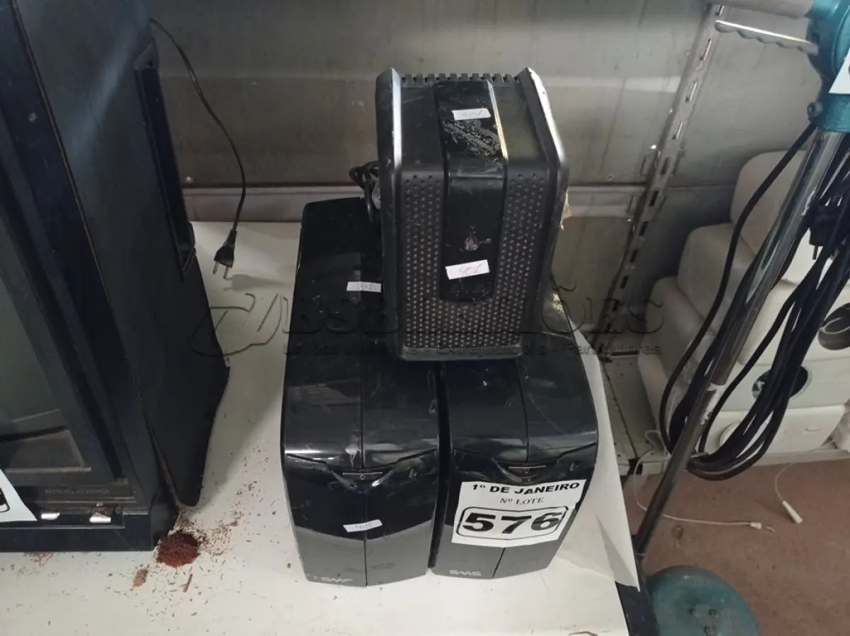LOTE 576 - 02 NOBREAKS E 01 ESTABILIZADOR MARCAS E MODELOS DIVERSOS. (NO ESTADO) ATENÇÃO! FAZER A VISITAÇÃO ANTES DE ARREMATAR, NÃO SABEMOS SE FUNCIONA. LEILÃO NÃO TEM GARANTIA E NEM DEVOLUÇÃO, SUJEITO A POSSÍVEIS AVARIAS VISÍVEIS/OCULTAS E/OU AUSÊNCIA DE COMPONENTES.