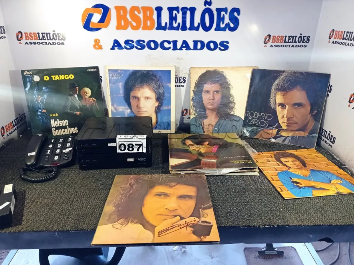 LOTE 087 - 01 LOTE COM DISCOS DE VINIL, 03 APARELHOS TERMINAL TV E 01 APARELHO DE TELEFONE. (NO ESTADO) ATENÇÃO! FAZER A VISITAÇÃO ANTES DE ARREMATAR, NÃO SABEMOS SE FUNCIONA. LEILÃO NÃO TEM GARANTIA E NEM DEVOLUÇÃO, SUJEITO A POSSÍVEIS AVARIAS VISÍVEIS/OCULTAS E/OU AUSÊNCIA DE COMPONENTES.