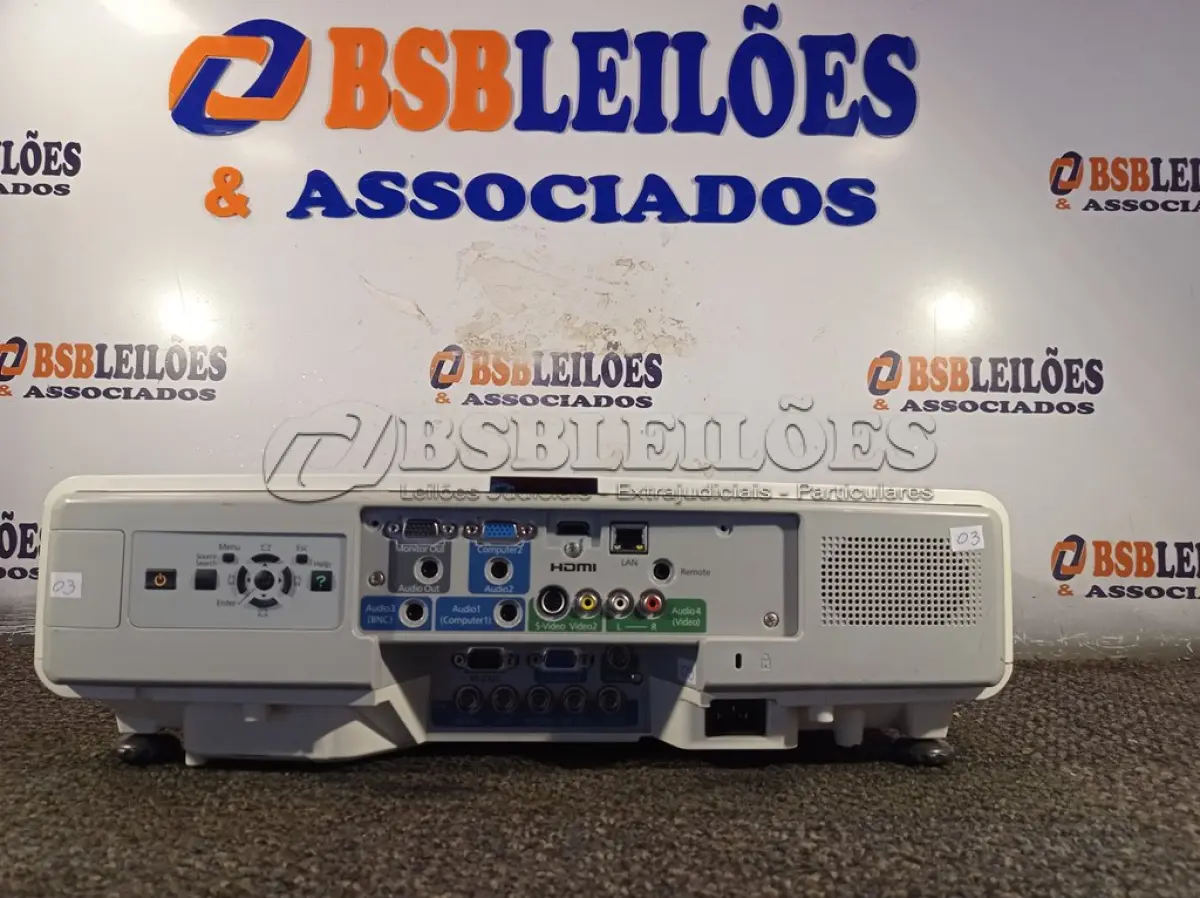LOTE 035 - 01 PROJETOR MARCA EPSON. (NO ESTADO) ATENÇÃO! FAZER A VISITAÇÃO ANTES DE ARREMATAR, NÃO SABEMOS SE FUNCIONA. LEILÃO NÃO TEM GARANTIA E NEM DEVOLUÇÃO, SUJEITO A POSSÍVEIS AVARIAS VISÍVEIS/OCULTAS E/OU AUSÊNCIA DE COMPONENTES.
