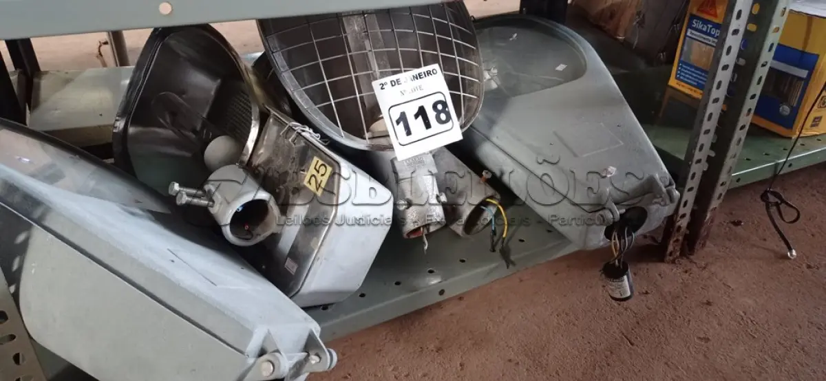 LOTE 118 - 05 LUMINÁRIAS DE POSTE. (NO ESTADO) ATENÇÃO! FAZER A VISITAÇÃO ANTES DE ARREMATAR, NÃO SABEMOS SE FUNCIONA. LEILÃO NÃO TEM GARANTIA E NEM DEVOLUÇÃO, SUJEITO A POSSÍVEIS AVARIAS VISÍVEIS/OCULTAS E/OU AUSÊNCIA DE COMPONENTES.