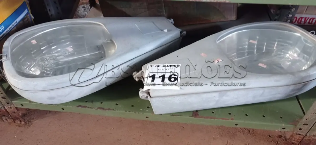 LOTE 116 - 02 LUMINÁRIAS DE POSTE. (NO ESTADO) ATENÇÃO! FAZER A VISITAÇÃO ANTES DE ARREMATAR, NÃO SABEMOS SE FUNCIONA. LEILÃO NÃO TEM GARANTIA E NEM DEVOLUÇÃO, SUJEITO A POSSÍVEIS AVARIAS VISÍVEIS/OCULTAS E/OU AUSÊNCIA DE COMPONENTES.